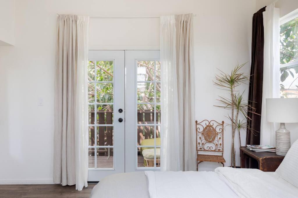 Take It Easy On The Porch In A Hollywood Hideaway Villa Los Angeles Bagian luar foto
