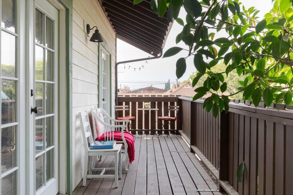 Take It Easy On The Porch In A Hollywood Hideaway Villa Los Angeles Bagian luar foto